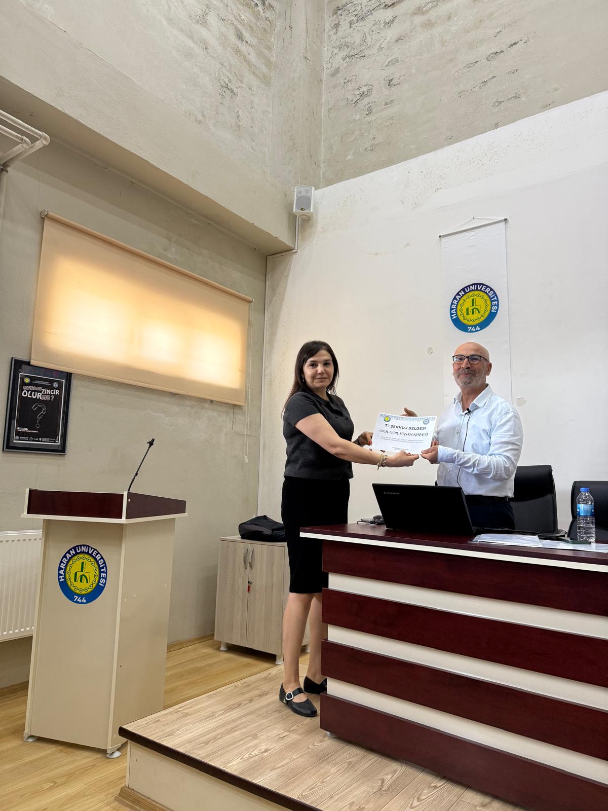 Sosyal Bilimler Meslek Yüksekokulu Öğr. Gör. Hasan Kırmızı, ‘Sıfırdan Zincir Olur Mu?’ konulu seminer kapsamında öğrencilerimizle bir araya geldi.